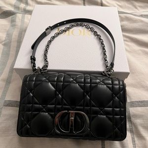 Medium Dior Caro Bag

Black Quilted Macrocannage Calfskin